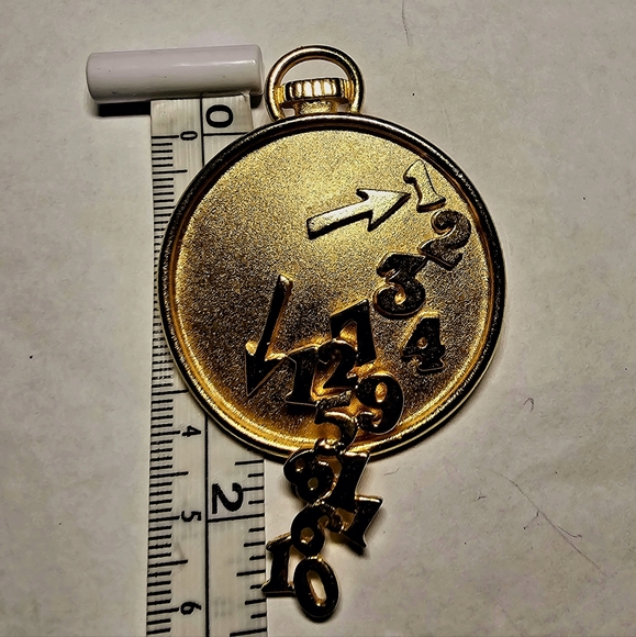 Casual Corner 1990s gold clock is running out time is fleeting waits for no man - Picture 4 of 7